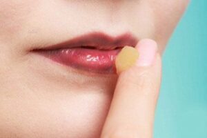 chăm sóc môi bằng dầu dừa