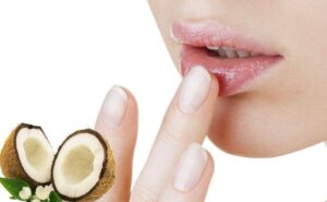 chăm sóc môi bằng dầu dừa