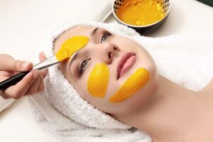 đắp mặt nạ nghệ tươi