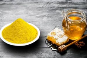 đắp mặt nạ nghệ tươi