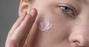 dưỡng ẩm trước khi đánh nền