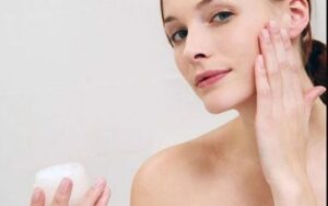 dưỡng da hàng ngày nếu makeup thường xuyên