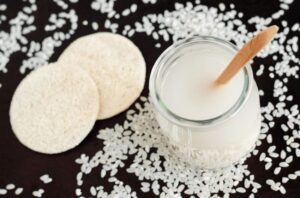 rửa mặt bằng nước vo gạo