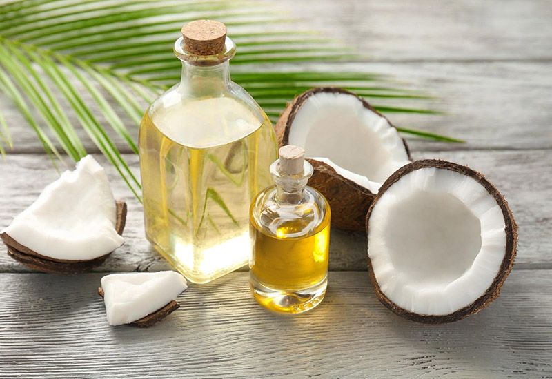 Dưỡng môi bằng dầu dừa