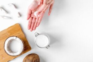 dưỡng da bằng dầu dừa