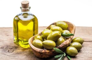 dưỡng môi bằng dầu oliu