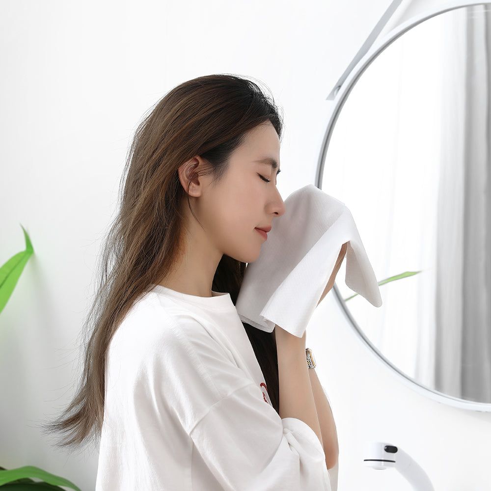 lăn đá lạnh trước makeup