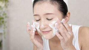 dầu tẩy trang lên mụn