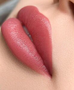 makeup môi căng bóng